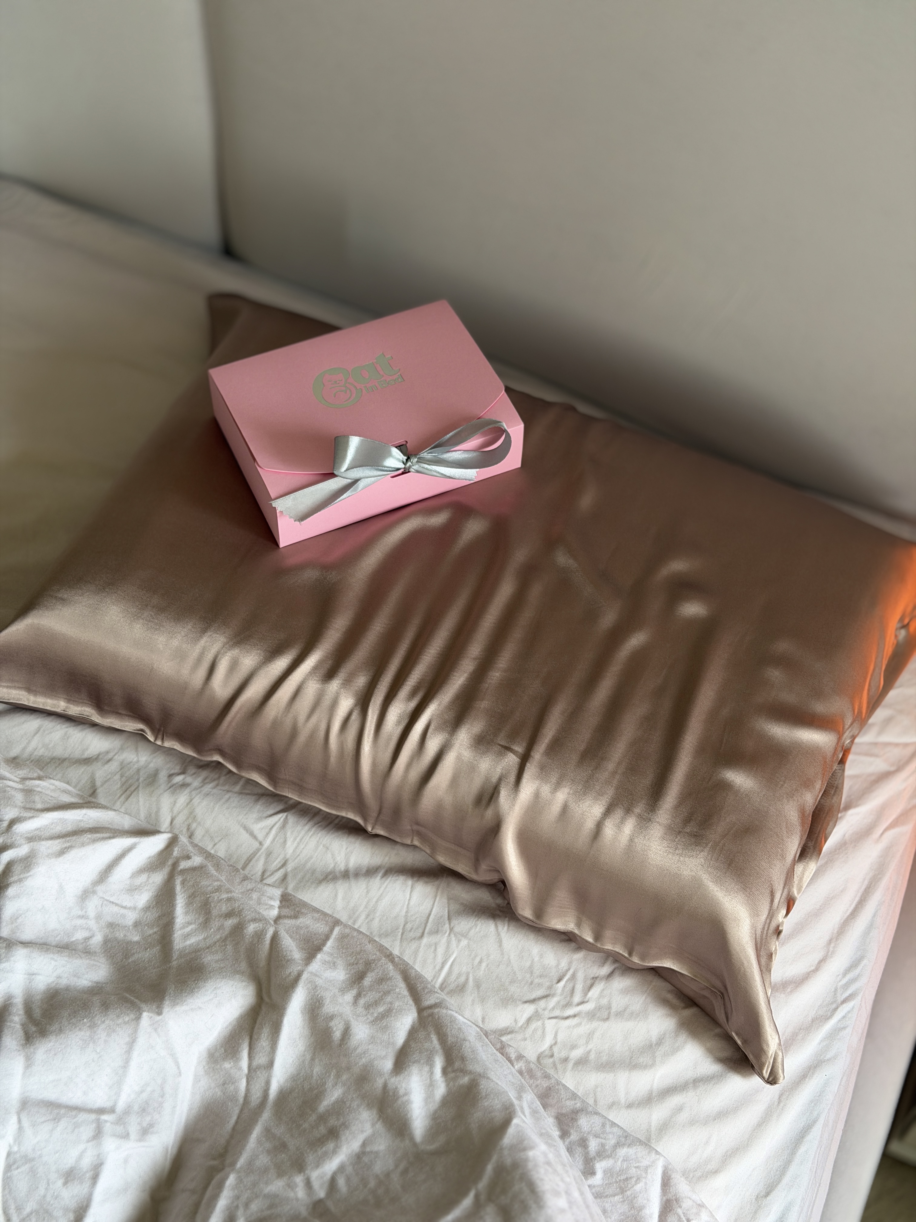 CAT IN BED VEGAN Шовкова наволочка з віскози, бежева - фото 4